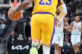 关于浓眉哥连续十五场比赛得分超过战术调整，湖人挑战极限！的信息